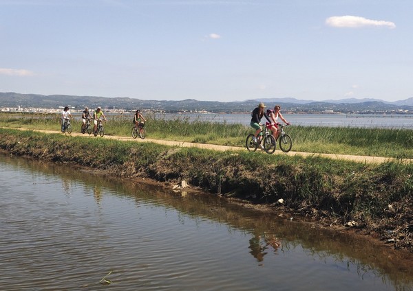 Le plaisir de pédaler dans les étendues de rizières du Delta de l'Ebre Tina Bagué - ACT