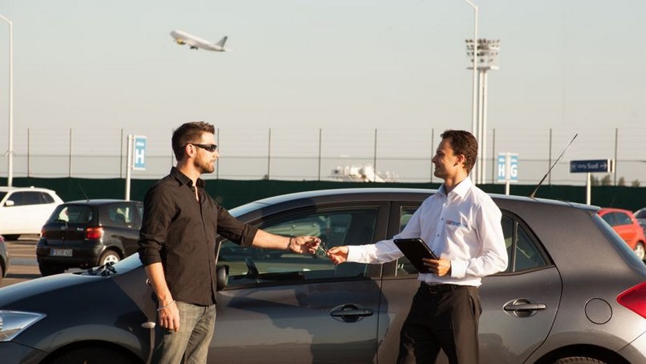 www.carnomise.com Une jeune société qui permet elle aussi à des voyageurs d'éviter les frais de parking à l'aéroport en louant leurs propres voitures à d'autres voyageurs. Un  service qui dessert aujourd'hui Paris-Orly et Paris-Beauvais auquel d''autres aéroports viendront s'ajouter..