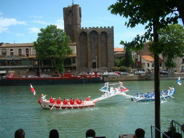 La cité d’Agde est avec le Cap d’Agde et le Grau d’Agde un des pôles principaux de la ville.  Joutes languedociennes sur le fleuve Herault..@ TripAdvisor La cité d’Agde est avec le Cap d’Agde et le Grau d’Agde un des pôles principaux de la ville.  Joutes languedociennes sur le fleuve Herault..@ TripAdvisor