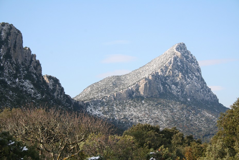 Le mont Saint-Loup, ici enneigé, est un ancien volcan auquel l’on doit notamment les monuments en basalte de la cité d’Agde.@ Pixabay