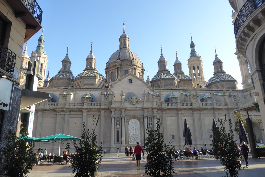 Arrivée sur la place de la basilique du Pilar, plus grand monument baroque d'Espagne @C.Gary Arrivée sur la place de la basilique du Pilar, plus grand monument baroque d'Espagne @C.Gary