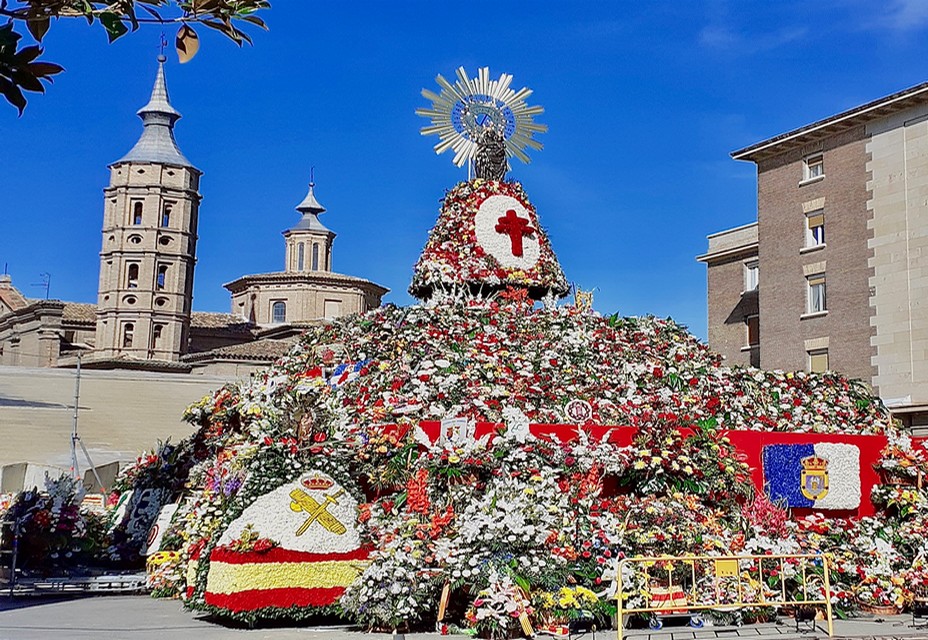 La robe de la Vierge du Pilar est couverte de fleurs en fin de journée; @  EG -  Zaragoza Turismo