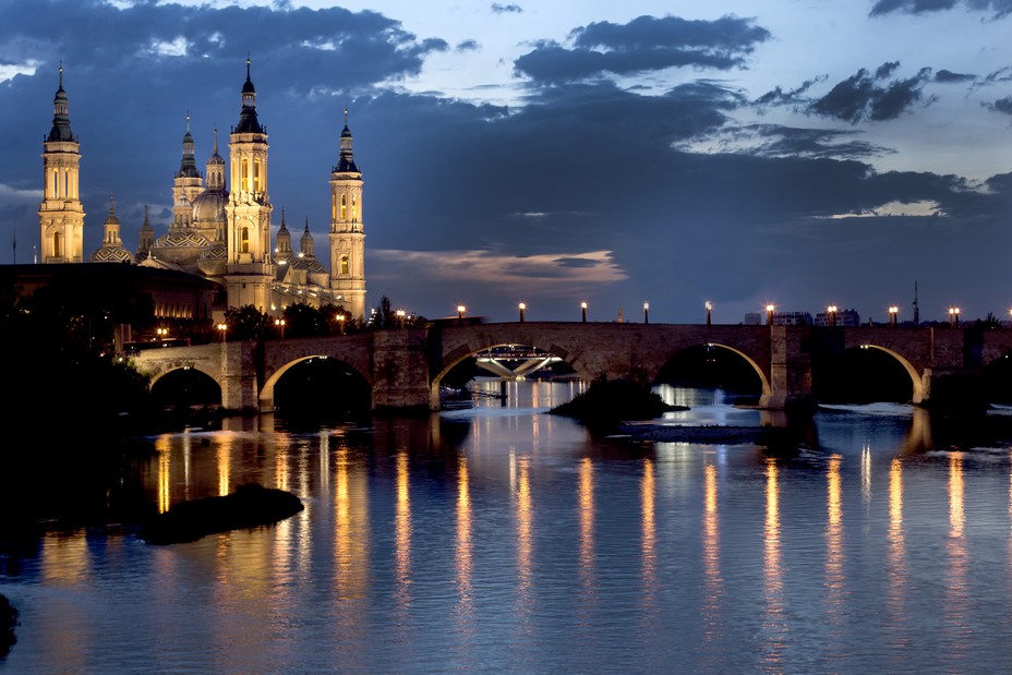 Vue sur la basilique du Pilar depuis le pont de pierre @Turismo Zaragoza