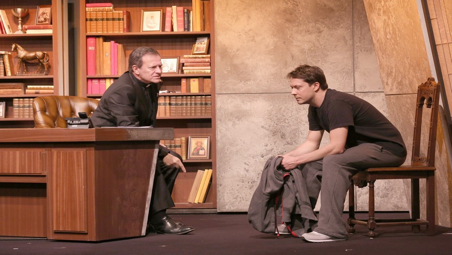 L'Affrontement.Une pièce de Bill C. Davis dans une mise en scène de Steve Suissa avec Francis Huster et Davy Sardou (Photo Lot). L'Affrontement.Une pièce de Bill C. Davis dans une mise en scène de Steve Suissa avec Francis Huster et Davy Sardou (Photo Lot).