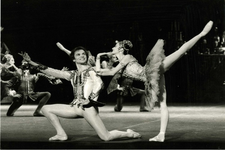 Rudolph Noureev et Noëlla Pontois au Palais Garnier en 1983 (Photo André Chino) Rudolph Noureev et Noëlla Pontois au Palais Garnier en 1983 (Photo André Chino)