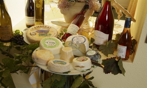 Présentation vins et fromages ferme Saint-Sébastien à Charroux (Crédit Photo ANDRE Patrick / CDT 03)