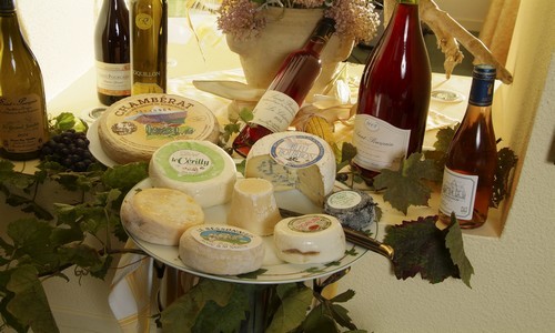 Présentation vins et fromages ferme Saint-Sébastien à Charroux (Crédit Photo ANDRE Patrick / CDT 03) Présentation vins et fromages ferme Saint-Sébastien à Charroux (Crédit Photo ANDRE Patrick / CDT 03)