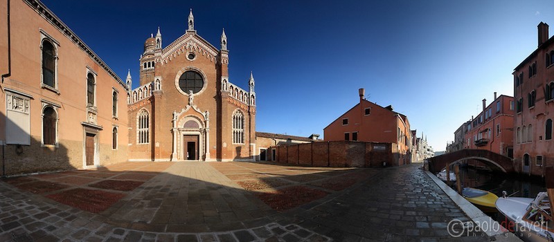 A Cannaregio se trouve aussi le Campo de la Madonna dell’orto, l'un des derniers exemples de l’ancien pavage en forme d’arête de poisson, où se trouve l’église homonyme, décorée par le grand Tintoretto et par l’Ecole des Mercanti. ( © PaolodeFaveri) A Cannaregio se trouve aussi le Campo de la Madonna dell’orto, l'un des derniers exemples de l’ancien pavage en forme d’arête de poisson, où se trouve l’église homonyme, décorée par le grand Tintoretto et par l’Ecole des Mercanti. ( © PaolodeFaveri)