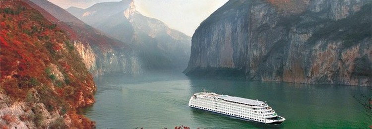 Élancé, confortable et moderne, le navire, mis en service en 2012, se fond dans le paysage avec ses 5 ponts, ses 136 mètres de long et ses 19,6 mètres de large. Ici, la vie à bord rime avec confort. (Crédit photo Sinorama Voyages) Élancé, confortable et moderne, le navire, mis en service en 2012, se fond dans le paysage avec ses 5 ponts, ses 136 mètres de long et ses 19,6 mètres de large. Ici, la vie à bord rime avec confort. (Crédit photo Sinorama Voyages)