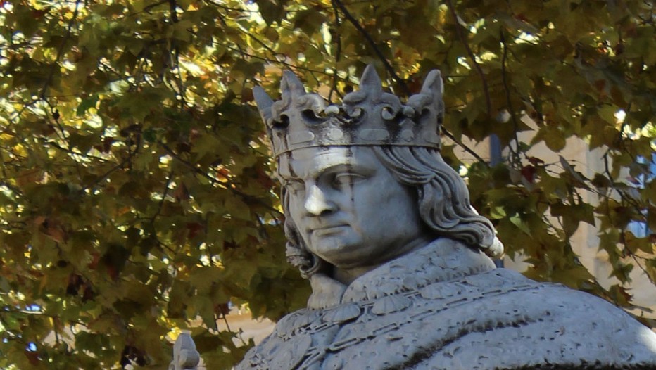 Le haut de la statue du "Bon roi René" pseudo ressemblante érigée au bout du Cours Mirabeau à Aix en Provence (photo DR)