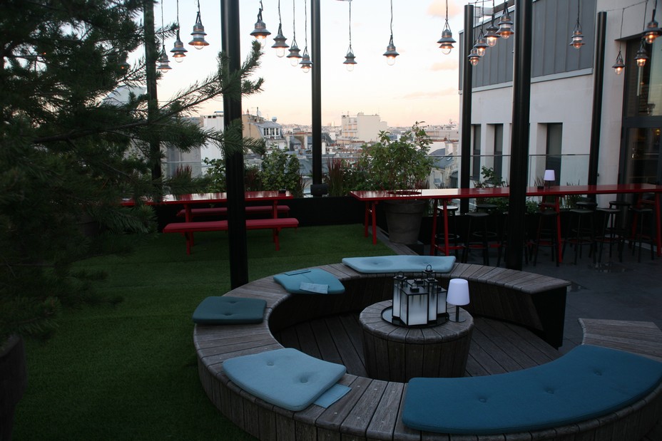 Côté jardin, une terrasse deux fois plus vaste offre sur différents niveaux et au milieu d’un petit parc paysager, des salons, où il fait bon siroter un verre. @ R.Bayon