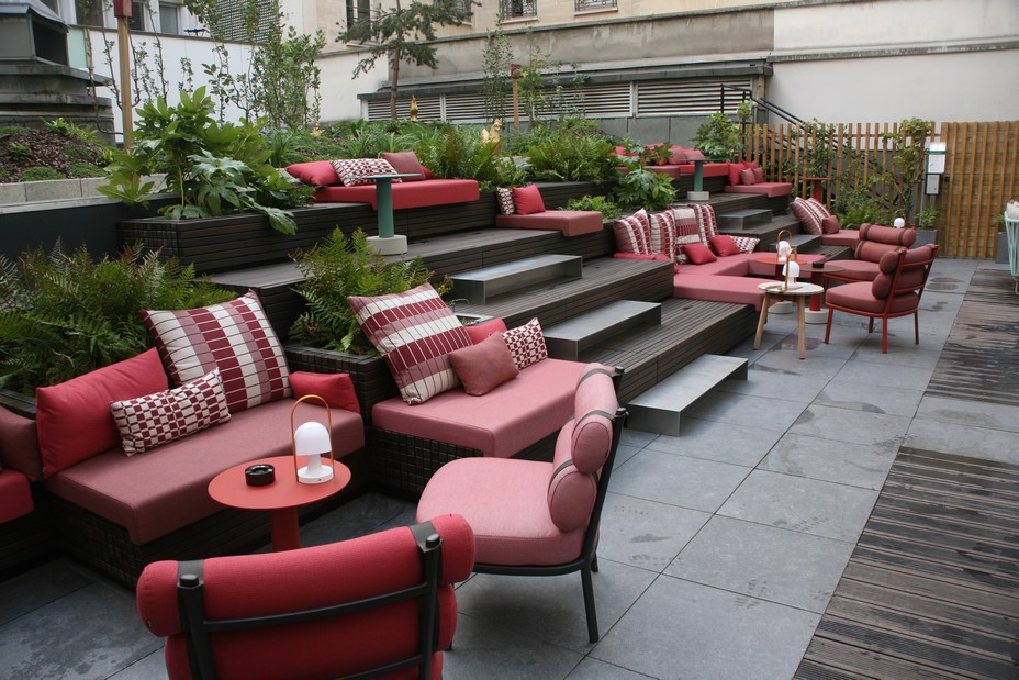 Terrasse élégante avec vue sur la Tour Eiffel et le Sacré-Coeur @ R/Bayon