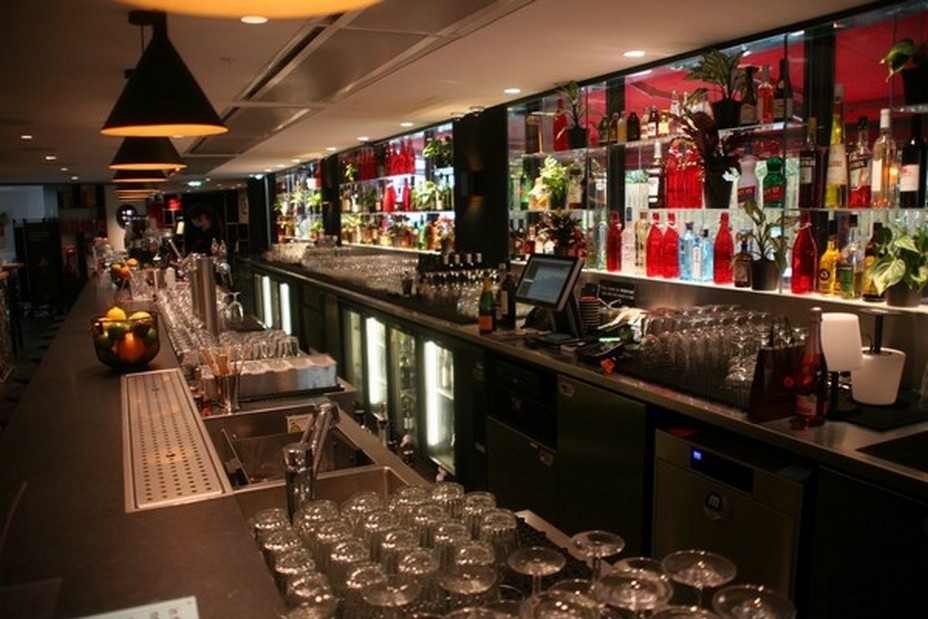 D'entrée au Citizen M Champs Elysées à Paris, le bar vous accueille. @ R.Bayon D'entrée au Citizen M Champs Elysées à Paris, le bar vous accueille. @ R.Bayon