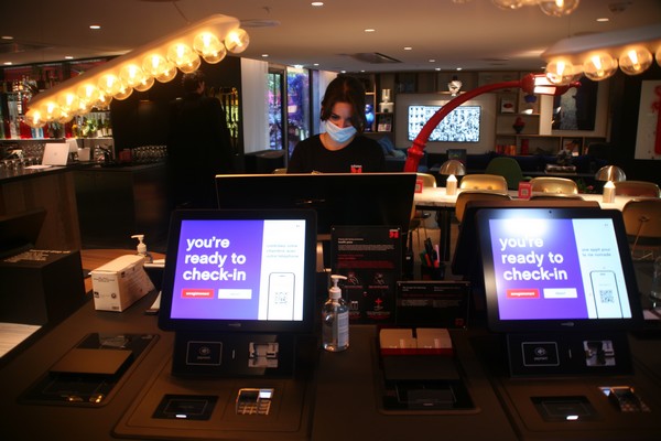Côté efficace et rapide des enregistrements sur bornes automatiques. @ R.Bayon Côté efficace et rapide des enregistrements sur bornes automatiques. @ R.Bayon