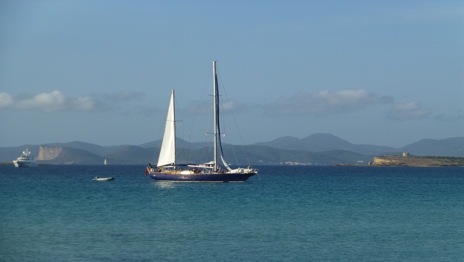 Yachts et voiliers mouillent à proximité des plages (Crédit photo Catherine Gary)