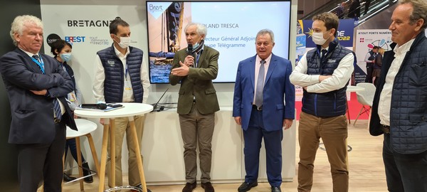 Au programme, la présentation des dernières innovations de la filière voile et nautique, mais aussi les grands rendez-vous maritimes actuels et futurs. Présentation du Tour du Monde Ultim qui partira de Brest en 2023 en présence de :François Cuillandre, Maire de Brest, président de Brest Métropole, Roland Tresca directeur adjoint Groupe Télégramme, Maël de Calan, président du conseil départemental du Finistère, Hervé Favre, président d'OC Sport Pen Duick, Jean-Bernard Le Boucher, directeur général de la Classe ULTIM 32/23@ David Raynal Au programme, la présentation des dernières innovations de la filière voile et nautique, mais aussi les grands rendez-vous maritimes actuels et futurs. Présentation du Tour du Monde Ultim qui partira de Brest en 2023 en présence de :François Cuillandre, Maire de Brest, président de Brest Métropole, Roland Tresca directeur adjoint Groupe Télégramme, Maël de Calan, président du conseil départemental du Finistère, Hervé Favre, président d'OC Sport Pen Duick, Jean-Bernard Le Boucher, directeur général de la Classe ULTIM 32/23@ David Raynal
