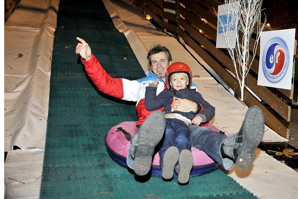 La place Saint-Sulpice transformée en piste de luge pour les enfants (Photo Thibault Vanney)