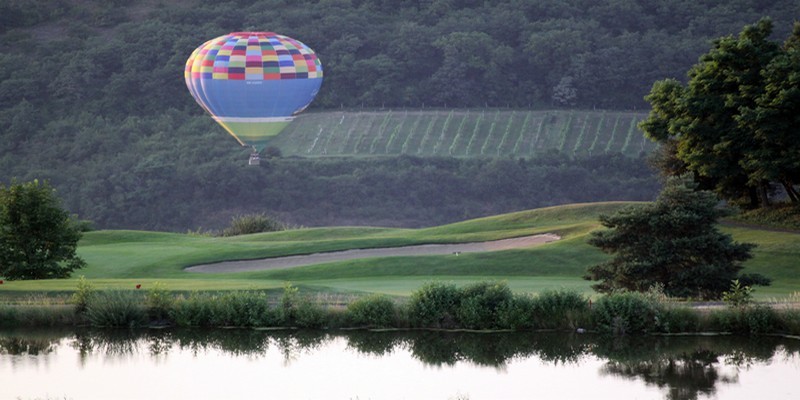 Envolée de montgolfière au-dessus du terrain de golf de Karlstein (Crédit Photo David Raynal)