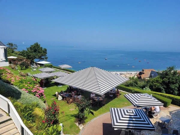 Le Dormy house. Vue exceptionnelle sur les falaises, la mer et le village.@ A.Degon