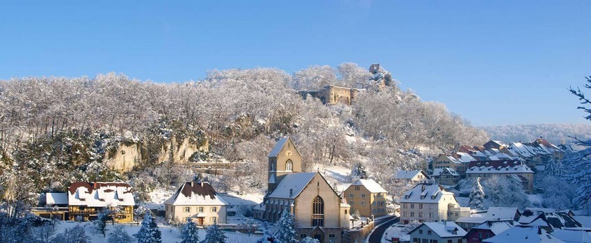 Au Sud de l’Alsace, du pied des Ballons des Vosges jusqu’au Jura Alsacien, le Pays des Chants et des Etoffes de Noël voisine à la fois avec l’Allemagne (Freiburg) et la Suisse (Basel). (Crédit photo CRT Alsace).