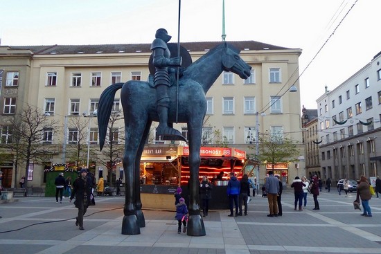 Brno Place Moravské Namesti un étrange cavalier se dresse sur son cheval aux  jambes démesurées.  @C.Gary Brno Place Moravské Namesti un étrange cavalier se dresse sur son cheval aux  jambes démesurées.  @C.Gary