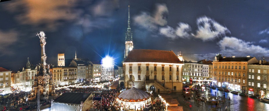 Ambiance de Noël sur une grand place d'Olomouc  @ Jan Andreáš