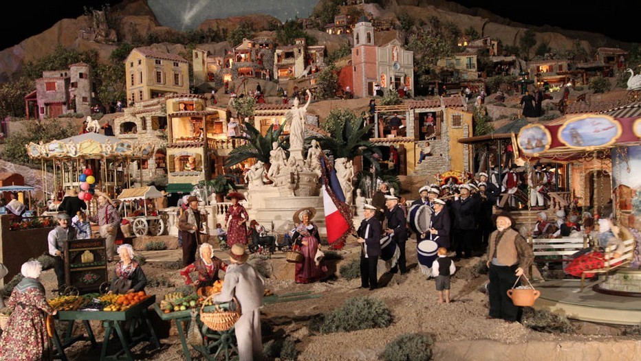 Marché de Noël en Provence animé par les célèbres santons. Les santons de Provence sont de petites figurines en argile, très colorées. (Crédit photo DR)