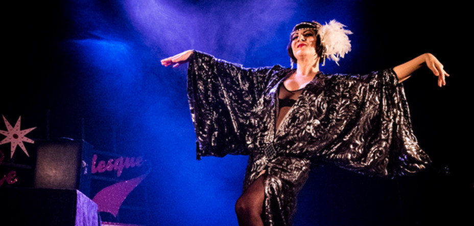 Créé par l'effeuilleuse Valentina del Pearls, Le Cabaret Burlesque se veut un spectacle populaire, arty, drôle et élégant, dans la grande lignée du divertissement «entertainment » à l'américaine. @ B.K. Créé par l'effeuilleuse Valentina del Pearls, Le Cabaret Burlesque se veut un spectacle populaire, arty, drôle et élégant, dans la grande lignée du divertissement «entertainment » à l'américaine. @ B.K.