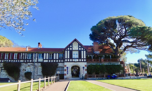 Le Club House de style anglo-normand du Golf Old Course. @C.Gary Le Club House de style anglo-normand du Golf Old Course. @C.Gary