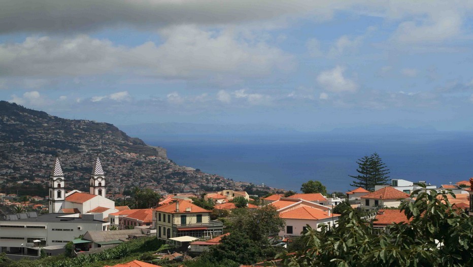 Vue sur Funchal capitale de l'île de Madère avec au loin les silhouettes des îles Desertas. (Crédit photo Voyage la Parenthèse)