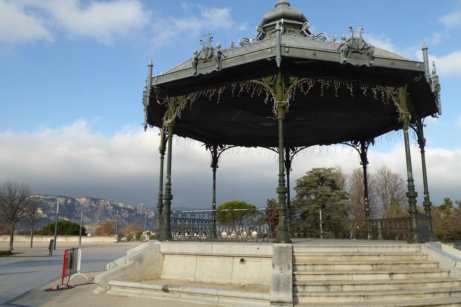 Le kiosque Peynet sur la Champ de Mars @ C.Gary Le kiosque Peynet sur la Champ de Mars @ C.Gary