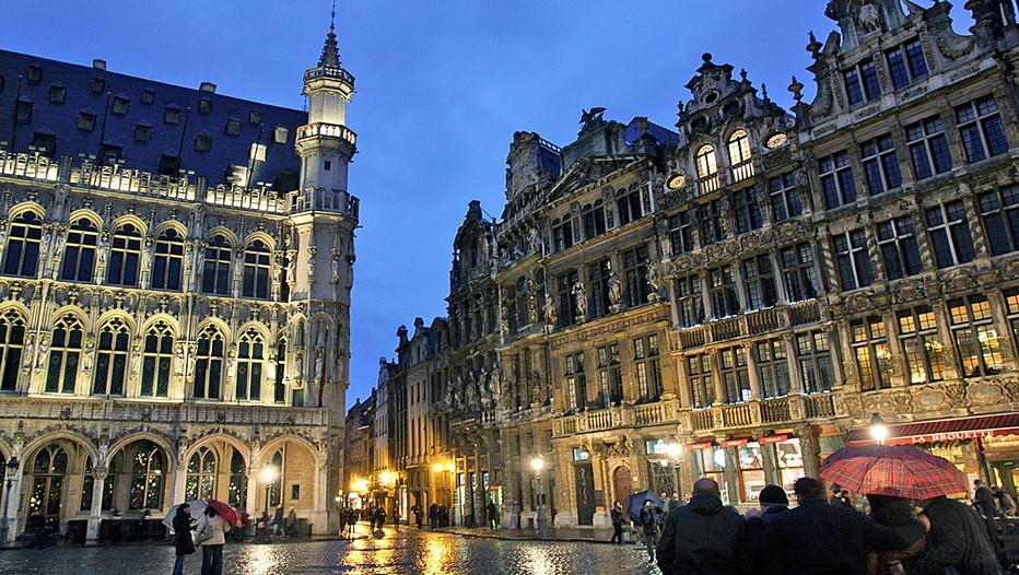 La Grand-Place de Bruxelles sous la pluie hivernale (Crédit photo David Raynal)