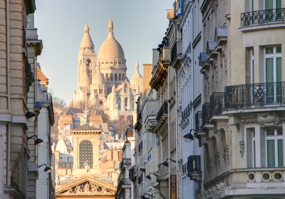 Le Sacré-Coeur en plein quartier Montmartre - Paris ©Lotharingia