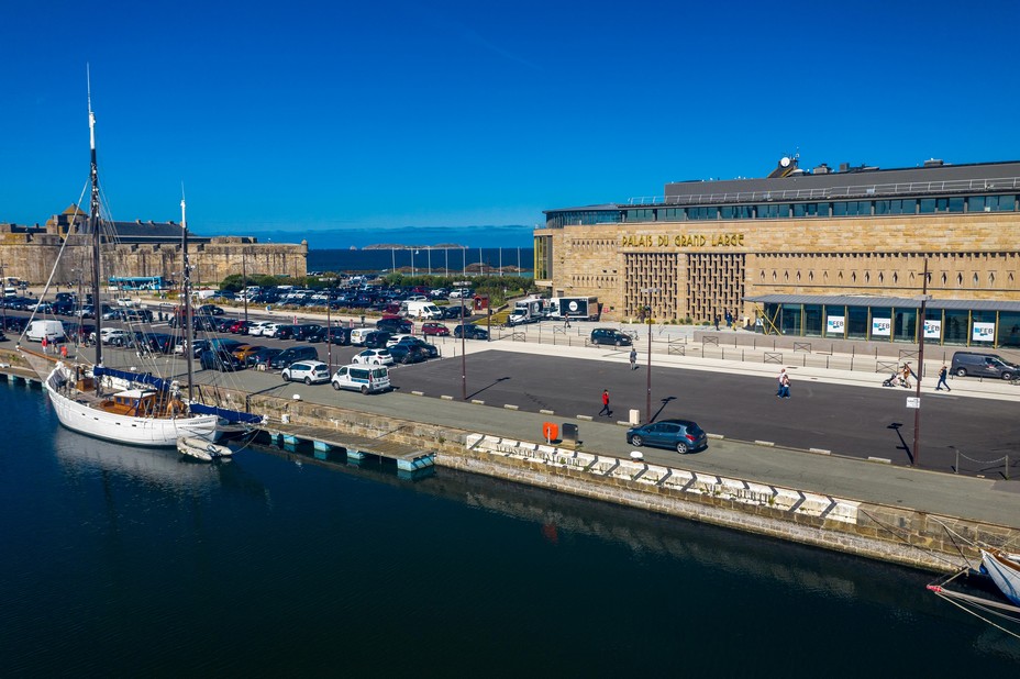 Saint-Malo - le Palais des Congrès du Grand Large paré pour les plus grands événements.