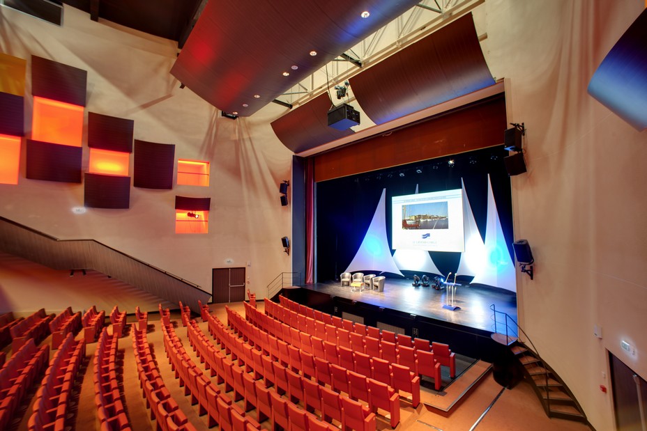 Saint-Malo - le Palais des Congrès du Grand Large paré pour les plus grands événements.