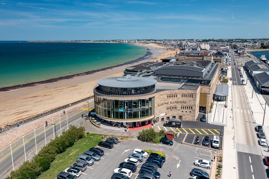 Vue aérienne du Palais du Grand Large avec vue sur la mer. Repensé de la tête aux pieds, Le Palais du Grand Large est planté sur l’ancien emplacement du mythique casino d’avant-guerre face à la mer et aux pieds des remparts de la Cité Corsaire.@ DR