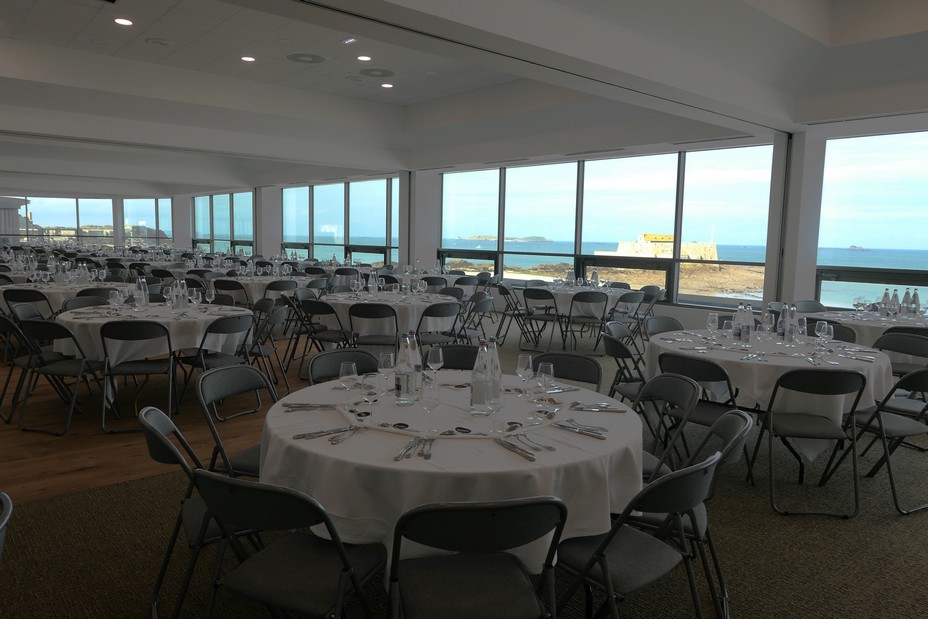 Saint-Malo - le Palais des Congrès du Grand Large paré pour les plus grands événements.