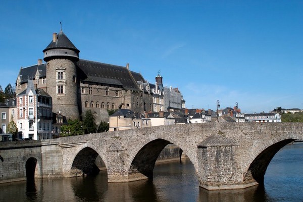 Créé en 1967 à l’initiative des artistes Jules Lefranc et Andrée Bordeaux Le Pecq, premier et seul établissement français consacré à l’Art Naïf, le musée est installé dans un magnifique monument historique (Crédit Photo DR).