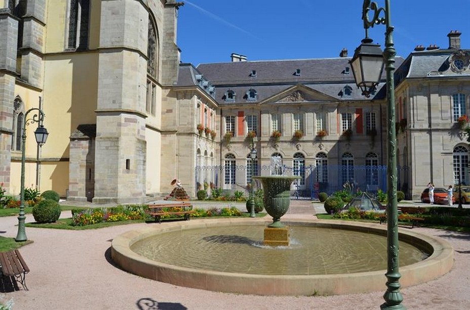Place de l'hôtel de Ville à Remiremont (Vosges) @ DR