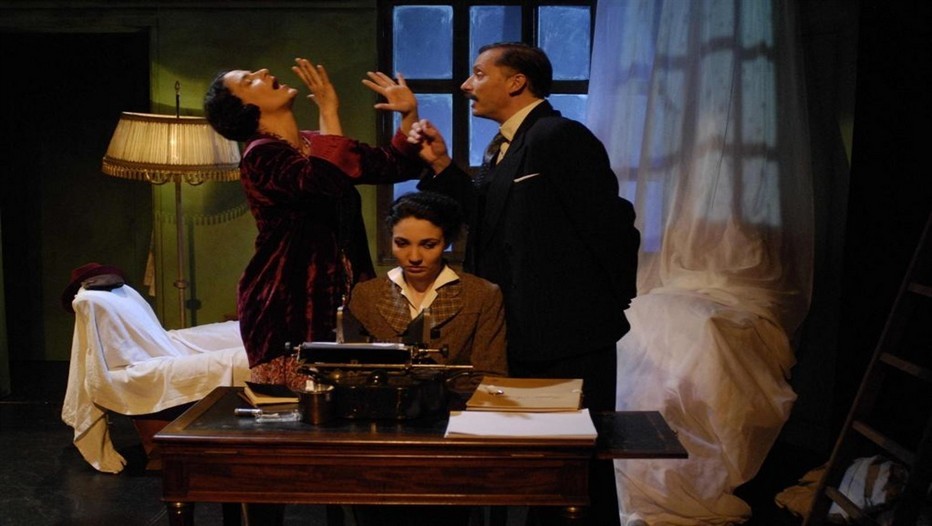 La Femme silencieuse Pièce de Monique Esther Rotenberg dans une mise en scène de Pascal Elso. Avec Pierre-Arnaud Juin, Corinne Jaber et Olivia Algazi (Crédit photo Xavier Lahache). La Femme silencieuse Pièce de Monique Esther Rotenberg dans une mise en scène de Pascal Elso. Avec Pierre-Arnaud Juin, Corinne Jaber et Olivia Algazi (Crédit photo Xavier Lahache).