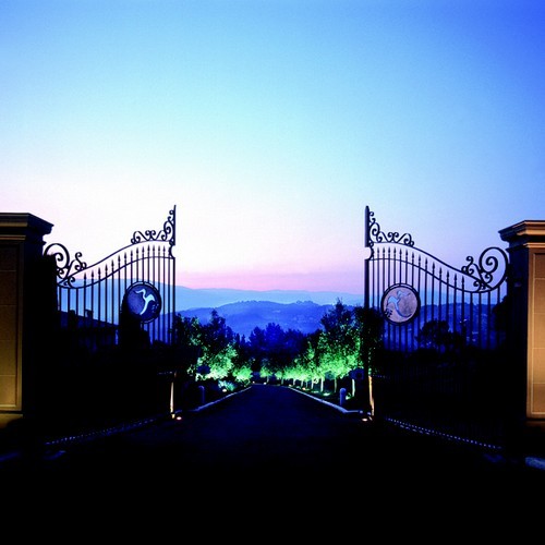 Les magnifiques grilles s'ouvrent pour des escapades uniques dans les nombreux relais et châteaux  (Crédit photo Cédric Helsby)