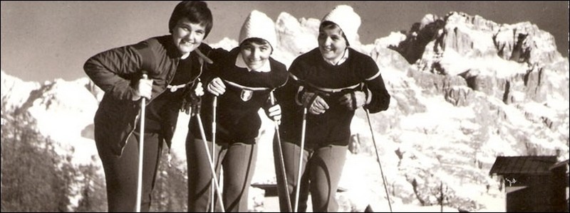 de Gauche à droite Marguerite,Thérèse et Anne-Marie Leduc. Ces trois sœurs, événement sans précédent  dans le ski mondial, furent réunies sous le même maillot national (Crédit photo collection Marguerite Leduc)