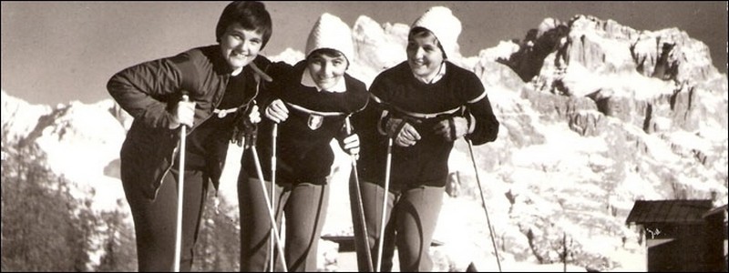 de Gauche à droite Marguerite,Thérèse et Anne-Marie Leduc. Ces trois sœurs, événement sans précédent dans le ski mondial, furent réunies sous le même maillot national (Crédit photo collection Marguerite Leduc) de Gauche à droite Marguerite,Thérèse et Anne-Marie Leduc. Ces trois sœurs, événement sans précédent dans le ski mondial, furent réunies sous le même maillot national (Crédit photo collection Marguerite Leduc)