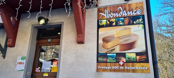 La fruitière de la Chapelle d'Abondance propose un distributeur de fromages en libre service à l'extérieur @ David Raynal