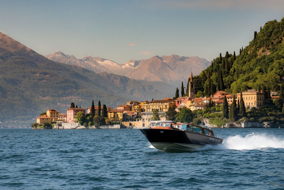 le plaisir d’une balade en Riva acajou sur le lac de Côme. @Grand Hôtel Tremezzo