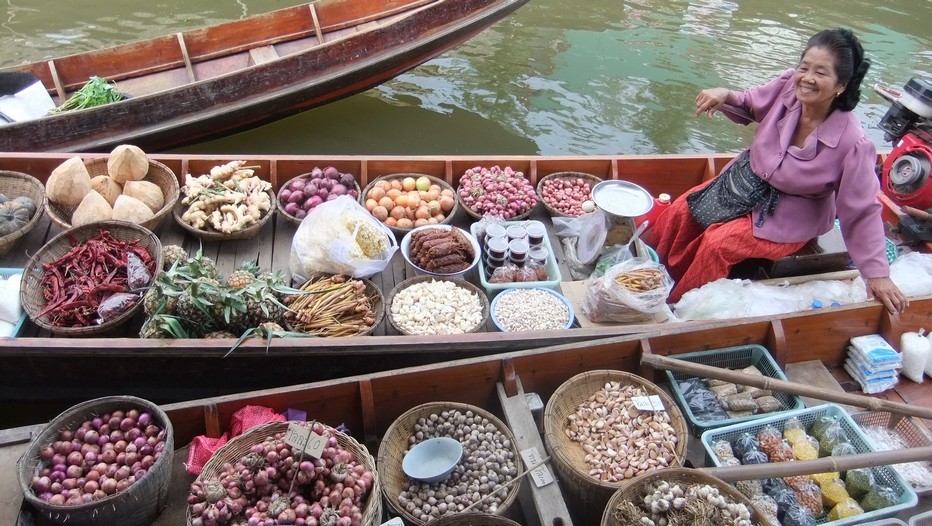 Marché sur l'eau à Bangkok , capitale de la Thaïlande (Crédit photo DR)