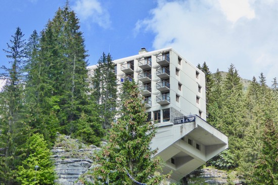 L’hôtel Le Flaine dont la terrasse en solarium surplombe la falaise et semble narguer le vide @C.Gary L’hôtel Le Flaine dont la terrasse en solarium surplombe la falaise et semble narguer le vide @C.Gary