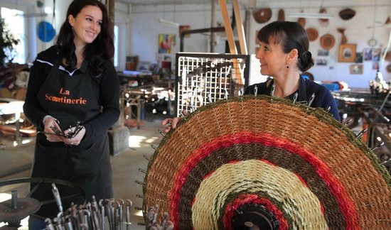 A Nyons, Frédérique Fert et sa fille Sophie ont repris la scourtinerie familiale. @ F.Le Dantec A Nyons, Frédérique Fert et sa fille Sophie ont repris la scourtinerie familiale. @ F.Le Dantec
