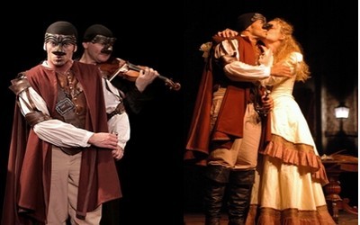 Stéphane Dauch dans le rôle de Cyrano de Bergerac et la douce Roxane qui fait partie des onze comédiens du "Grenier de Babouchka) en scène  (Photo Théâtre Michel)