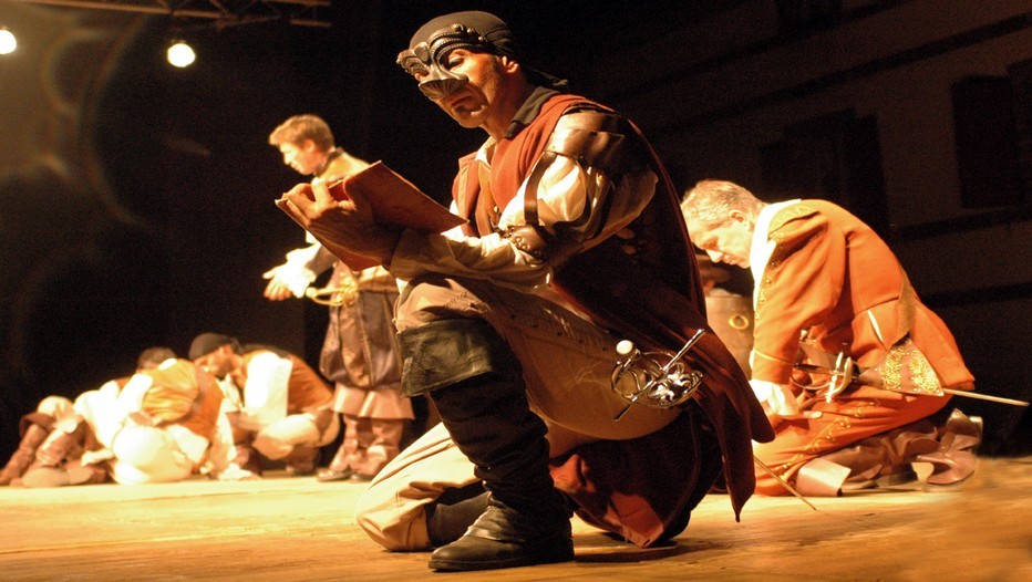 Les comédiens du spectacle Cyrano de Bergerac,  actuellement au Théâtre Michel, dont Stéphane Dauch dans le rôle principal (C.Photo Théâtre Michel)